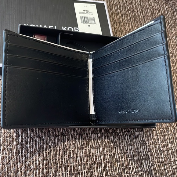 BNIB Michael Kors Slim Bifold Wallet & Keyfob Box Set - Picture 2 of 10